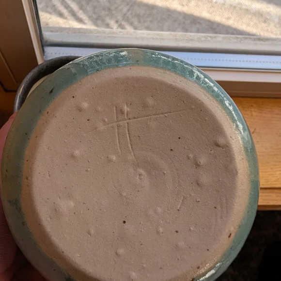 Set of Two Ceramic Cups - Black and Green - Picture 6 of 7